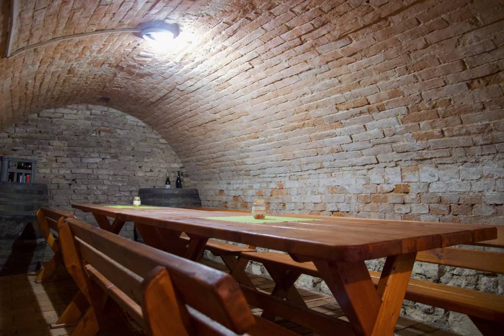 Klenba historického sklípku s osvětlením