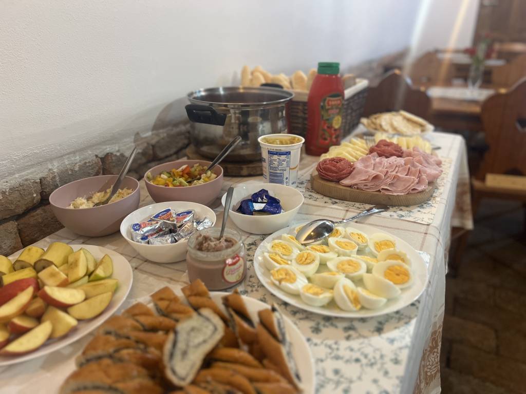 Prostřený stůl s ovocem a pomazánkami k degustaci