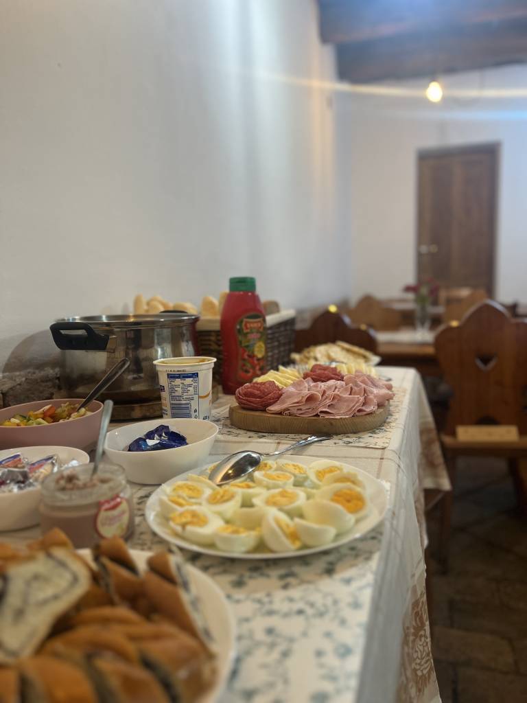 Studené mísy s vajíčky a uzeninou k rautu ve sklípku