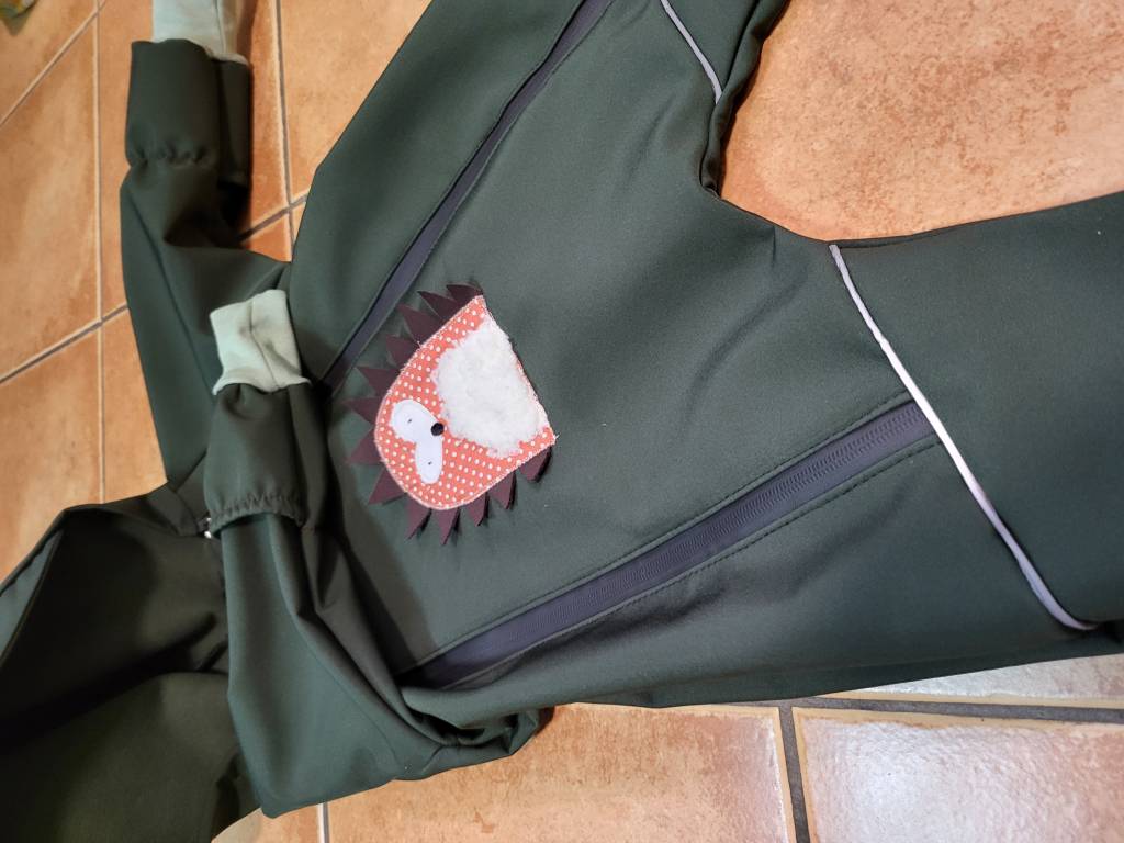 Detail dvou zipů a aplikace
