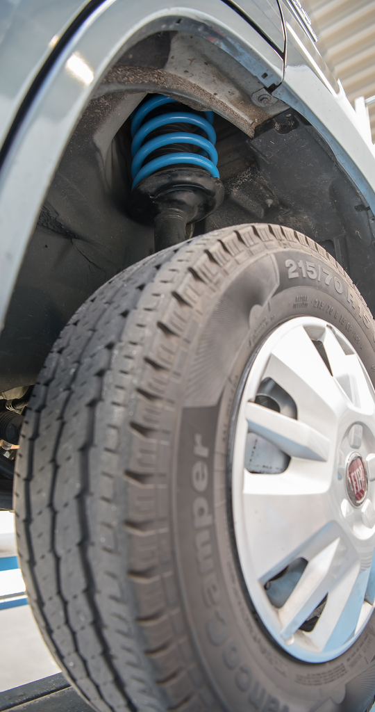 Detail modré pružiny VB-CoilSpring namontované na vozidle